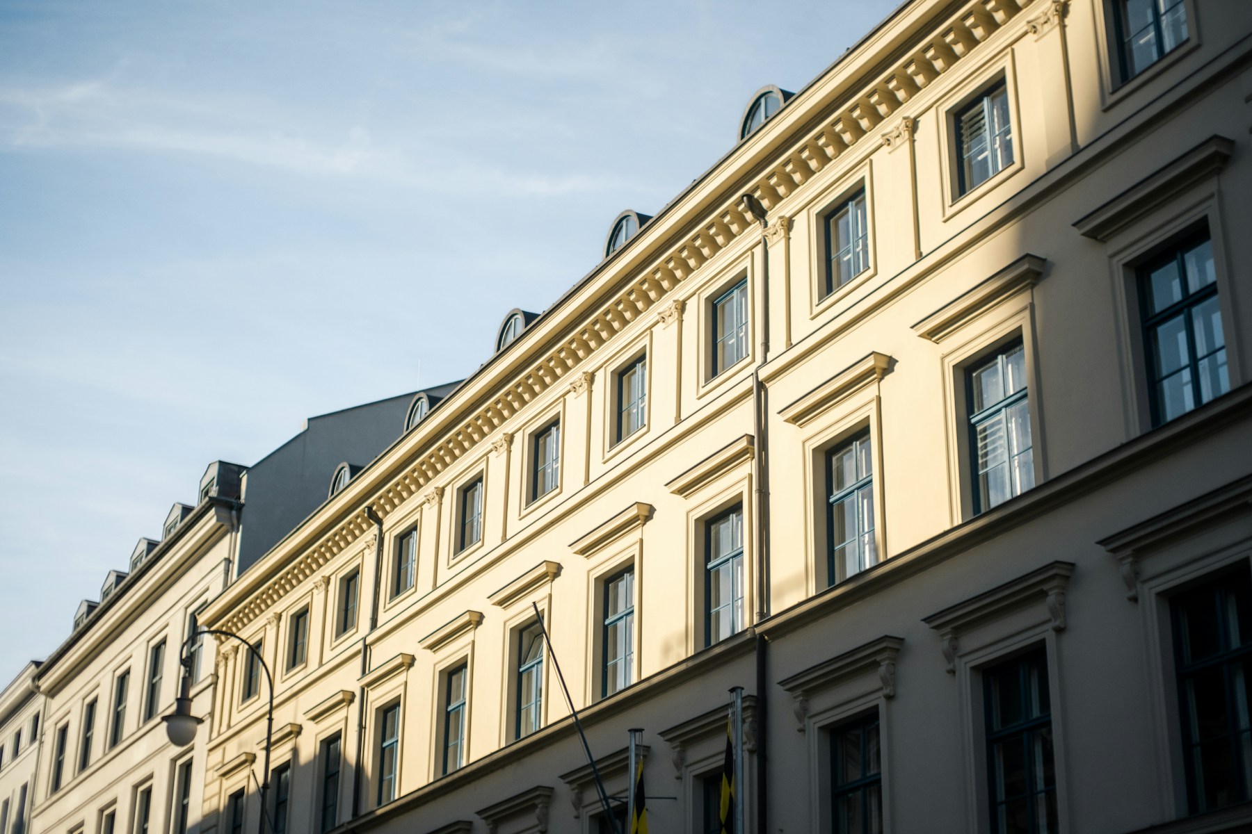Beispielbild: verputzte Fassade eines Wohngebäudes